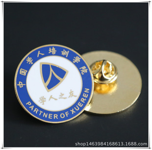 探索白色徽章的优雅世界 精选高清图片与设计灵感